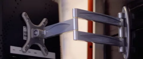 Monitorarme und Halterungen: So gestalten Sie einen ergonomischen, platzsparenden Schreibtisch