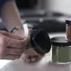 DYMO Marken-LetraTag-Kunststoffetiketten | 12 mm x 4 m Rolle | Schwarzer Druck auf weißen Etiketten | Mehrzweck-Selbstklebeetiketten für LetraTag-Etikettendrucker | 1 Stück