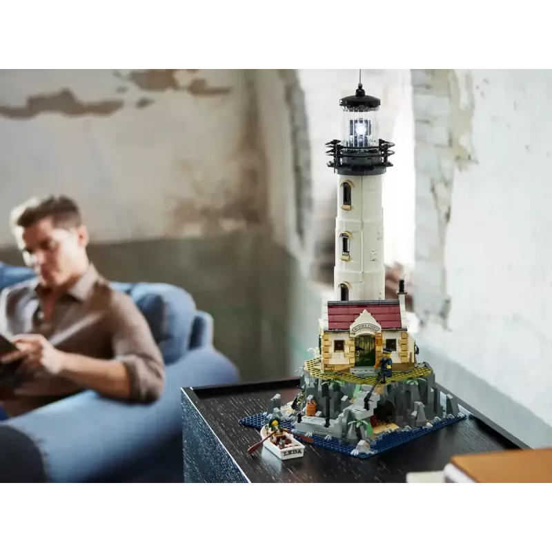 LEGO Ideas 21335 Motorisierter Leuchtturm – 2.065 Teile, motorisiertes rotierendes Licht, ab 18