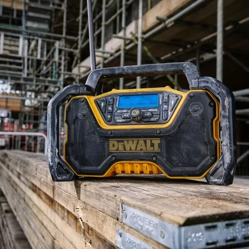 Tragbares Radio DeWALT DCR029-QW DAB UKW, Netz-/Gleichstrombetrieb, Bluetooth, USB-Ladefunktion, Display, schwarz/gelb