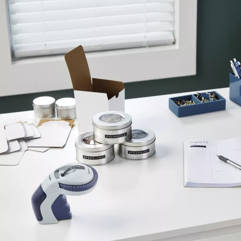 DYMO Omega Prägelabeldrucker | Kleiner Etikettendrucker mit Drehrad und ergonomischem Design | Für Zuhause, Heimwerken & Basteln (£/€ÄÖ & Ü)