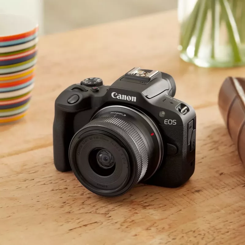 Canon EOS R100 + RF-S 18-45mm F4.5-6.3 IS STM Kit MILC 24,1 MP CMOS 6000 x 4000 Pixel Schwarz