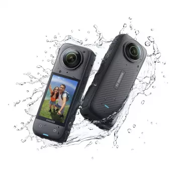 Actionkamera Insta360 X4 — 72 MP, 8K (7680×3840) CMOS, 1/2 Zoll Sensor, integriertes Display, Wi‑Fi, 120 fps, MicroSD, 602 g, schwarz