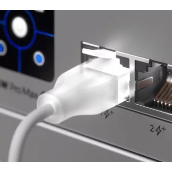 Netzwerk-Patchkabel UBIQUITI UACC-Cable-Patch-EL-1M-W — Cat6, 1 m, 2,5 GbE, PoE++ (4PPoE), transluzent, RJ-45 Stecker–Stecker