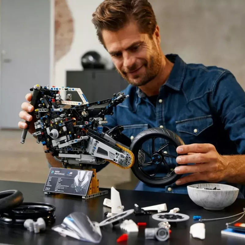 LEGO Technic Motorradmodell BMW M1000RR 42130 mit detailliertem Motor und funktionierender Federung