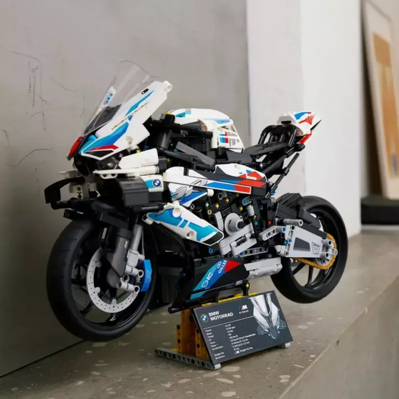 LEGO Technic Motorradmodell BMW M1000RR 42130 mit detailliertem Motor und funktionierender Federung