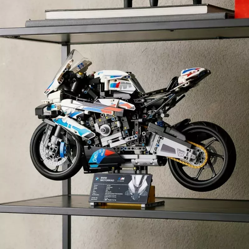 LEGO Technic Motorradmodell BMW M1000RR 42130 mit detailliertem Motor und funktionierender Federung