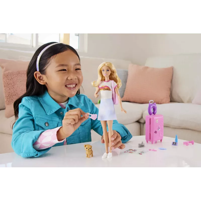 Barbie Dreamhouse Adventures Puppe und Zubehör, „Malibu“ Reiseset mit Welpe und über 10 Teilen, inklusive funktionierendem Koffer