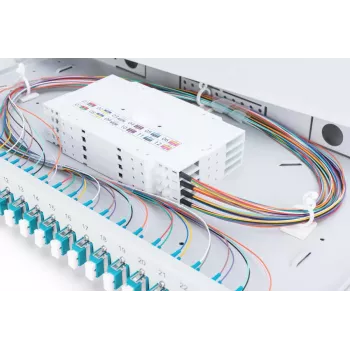 DIGITUS LWL-Spleißbox mit Schiebedeckel, 1U, bestückt mit 24x LC Duplex, inkl. M 25-Verschraubung, Spleißkassette OM3 farbige Pigtails, Adapter