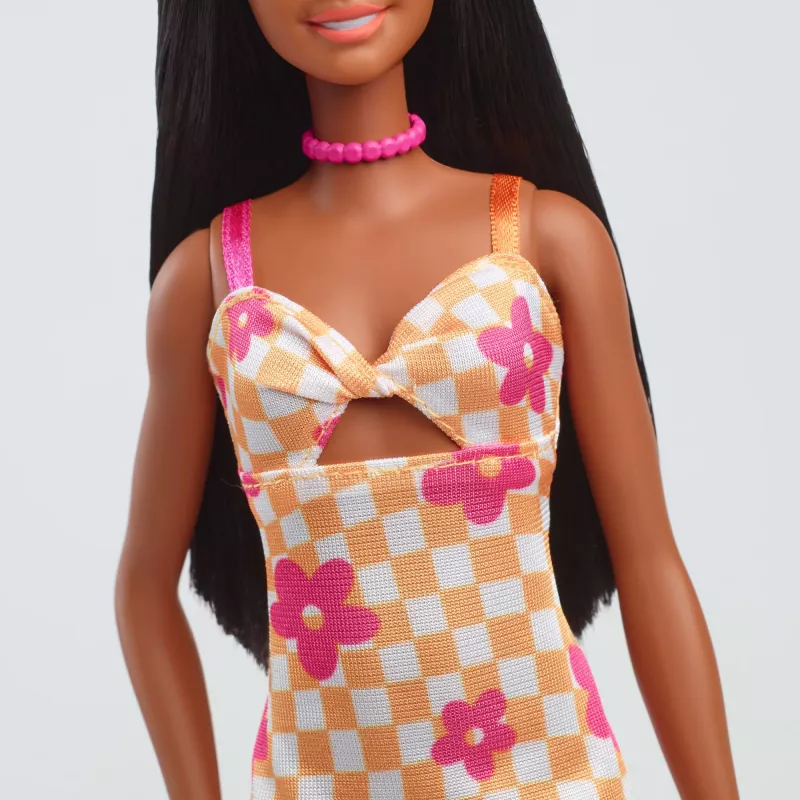 Barbie Fashionistas Puppe Nr. 233 im karierten Blumen-Midikleid, schwarzes Haar