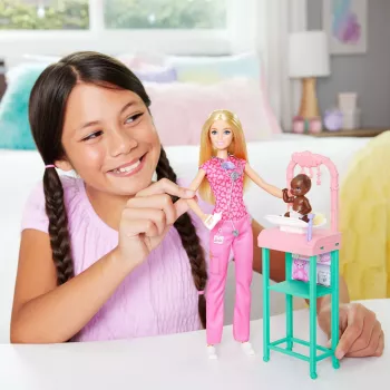 Barbie Baby Doctor Puppe mit blonder Modepuppe, 1 Babypuppe, Möbel & Zubehör