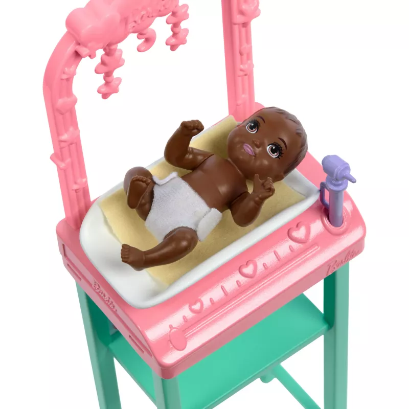Barbie Baby Doctor Puppe mit blonder Modepuppe, 1 Babypuppe, Möbel & Zubehör