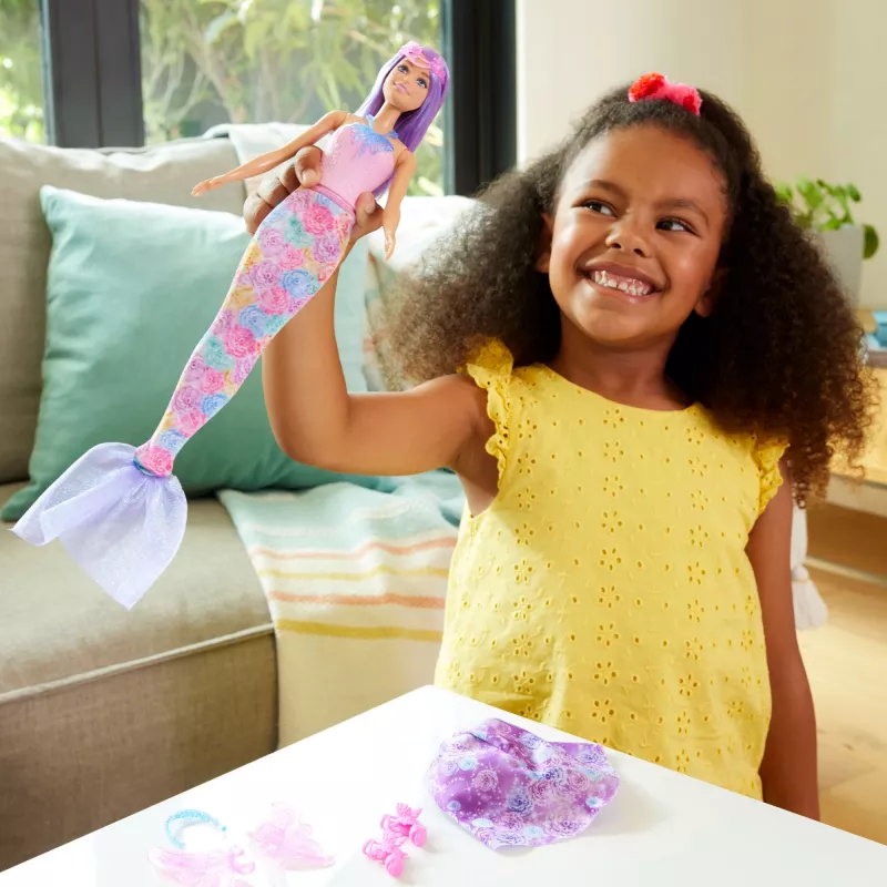 Barbie-Puppe Fantasy-Mode-Set mit Zubehör, darunter Meerjungfrauenschwanz, Feenflügel und Halsketten