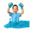 Kinetic Sand, 2 Pfund blauer Spielsand, formbare sensorische Spielzeuge für Kinder, wiederverschließbarer Beutel (Verpackung kann variieren), für Kinder ab 3 Jahren
