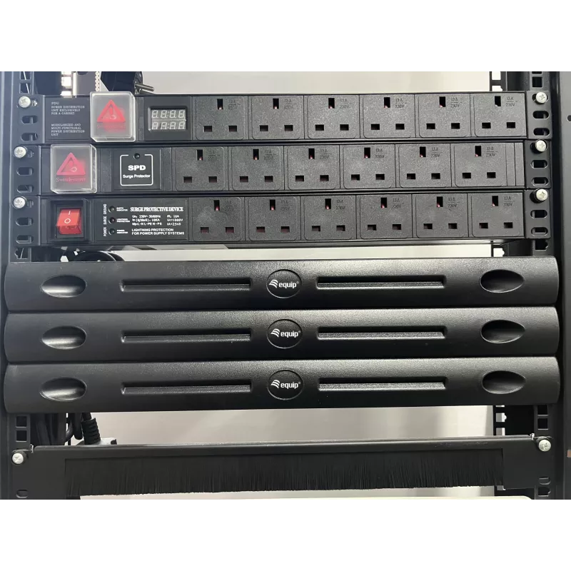 Blindblende Equip 19 Zoll 1HE Werkzeuglos Schwarz Rack-Kapazität 1HE