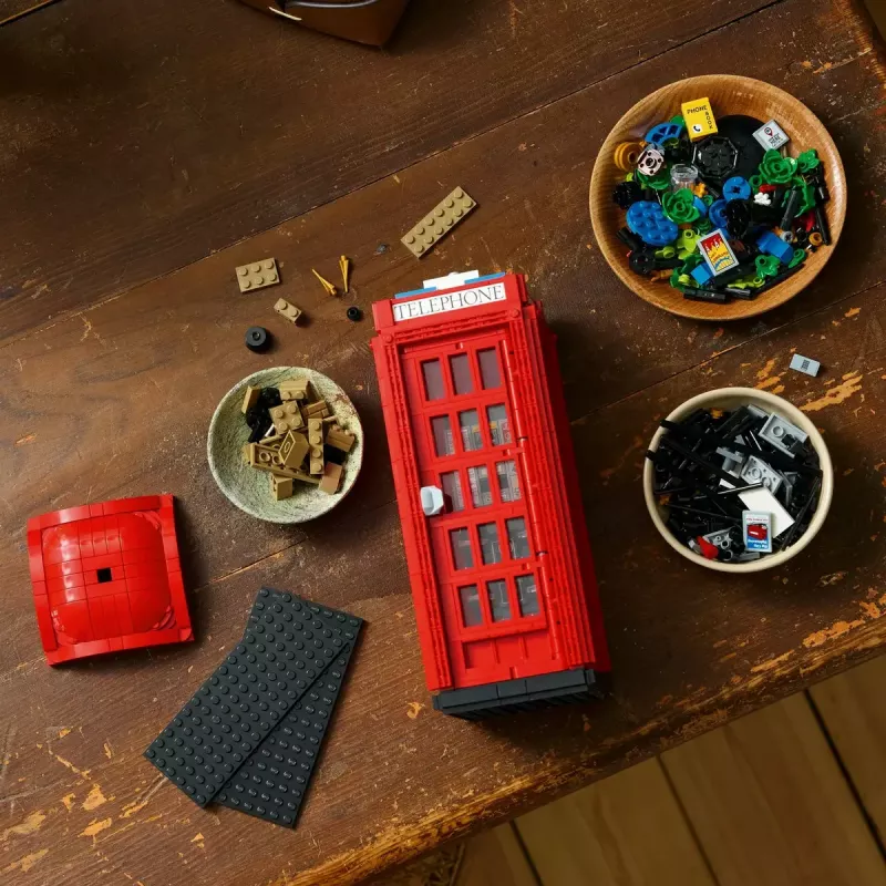 Bauset LEGO Rote Londoner Telefonzelle 21347 – modulares Sammelset, 1460 Teile, 18+