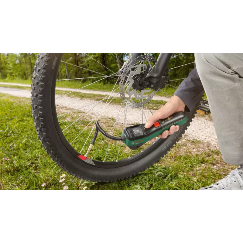 Elektrische Luftpumpe Bosch 0.603.947.000 — tragbar, wiederaufladbar, 10 bar (150–150 psi), 3000 mAh, USB‑C, 10 l/min, mit Schlauch und Zubehör