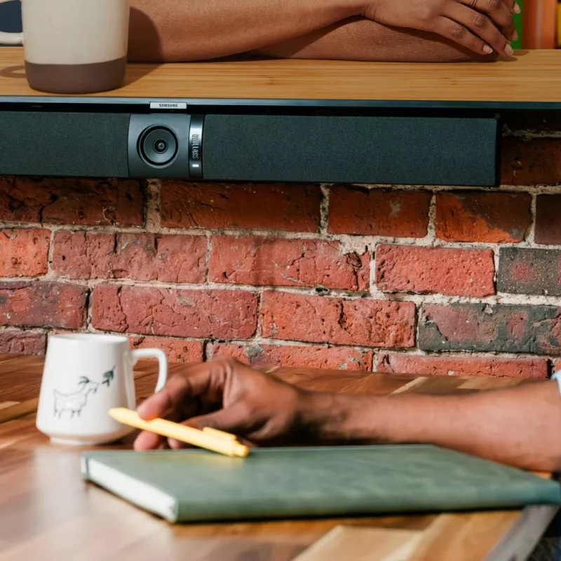 Owl Labs Owl Bar Videokonferenzgerät — 4K Videokonferenzleiste mit Active Speaker Focus (Ergänzen Sie mit Meeting Owl 3 oder Pro für 360-Grad-Abdeckung und automatische Kameraumschaltung)