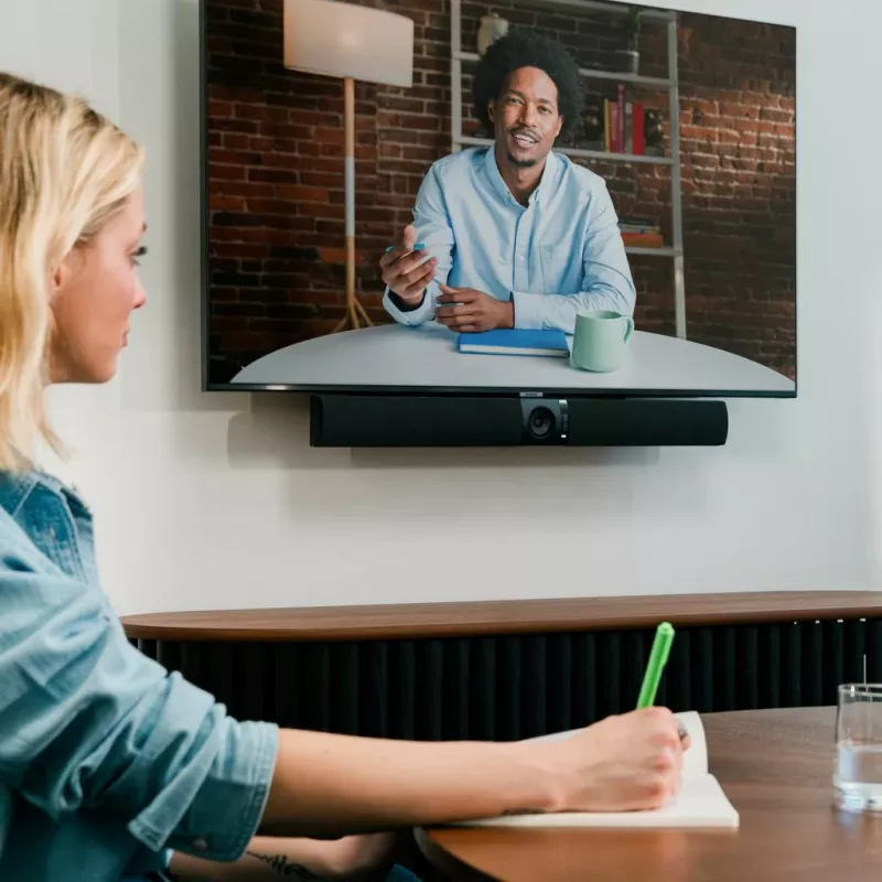 Owl Labs Owl Bar Videokonferenzgerät — 4K Videokonferenzleiste mit Active Speaker Focus (Ergänzen Sie mit Meeting Owl 3 oder Pro für 360-Grad-Abdeckung und automatische Kameraumschaltung)