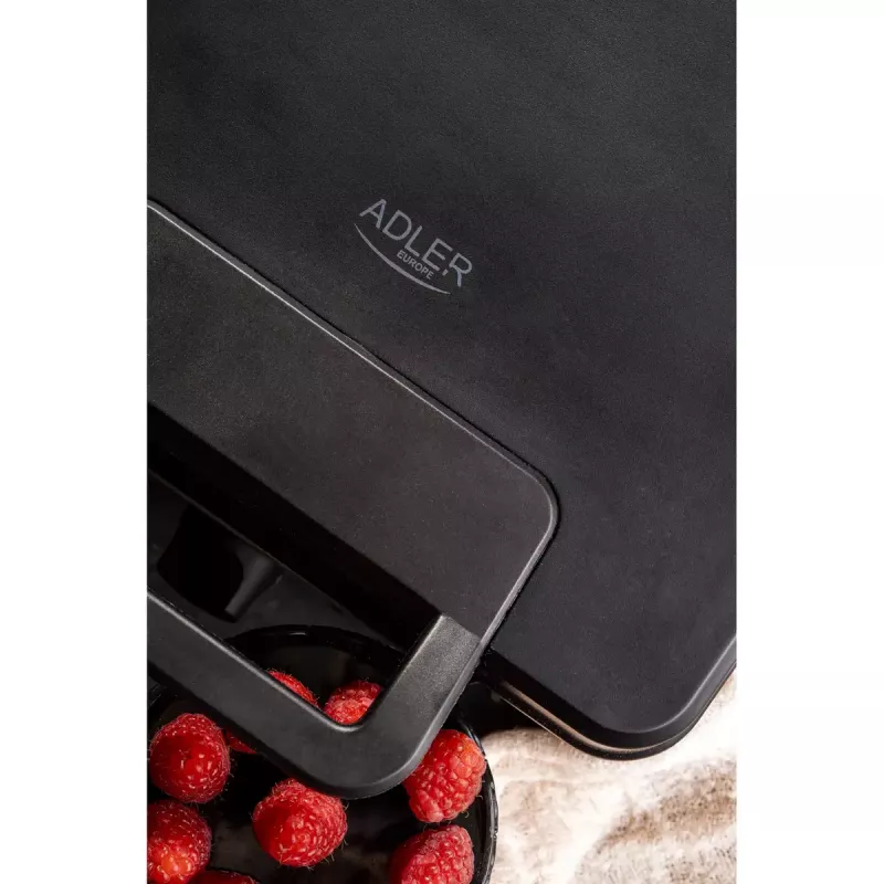 Waffeleisen Adler AD 3049, 4 quadratische Waffeln, antihaftbeschichtet, 1800 W, schwarz