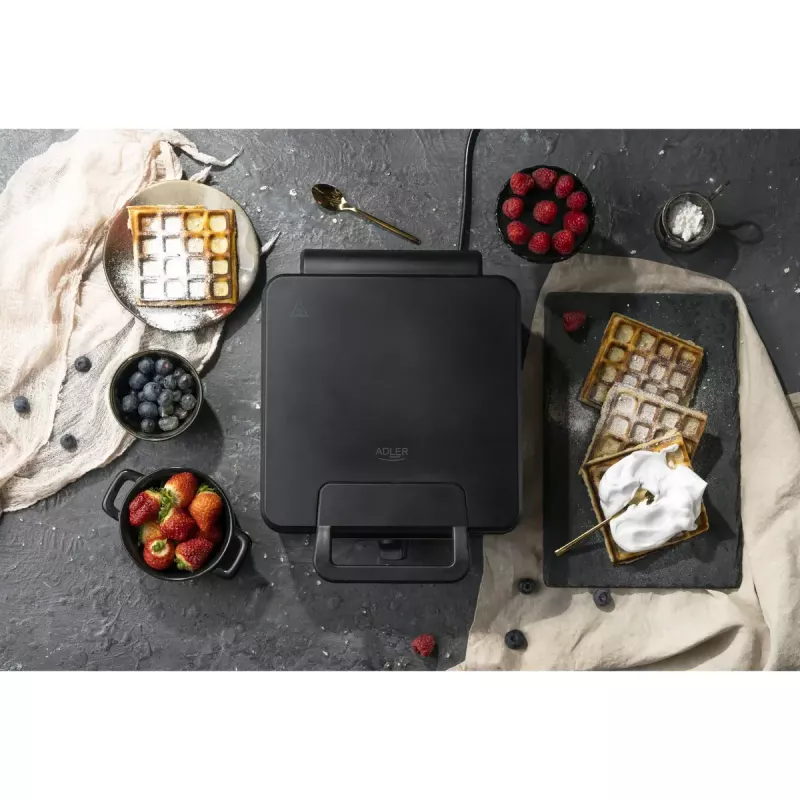 Waffeleisen Adler AD 3049, 4 quadratische Waffeln, antihaftbeschichtet, 1800 W, schwarz