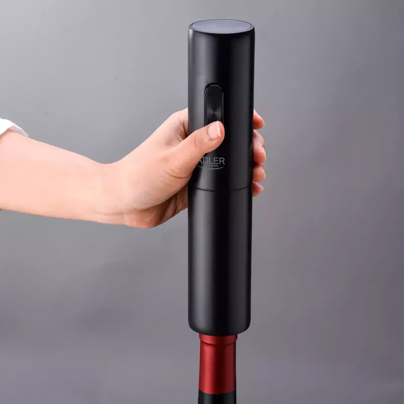 Elektrischer Weinöffner Adler AD 4509 — kabelloser batteriebetriebener Flaschenöffner, schwarz