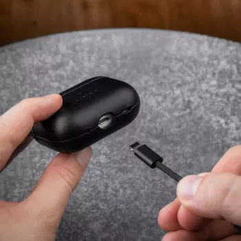 Schutzhülle aus Leder FIXED FIXLPM-999-BK für Ohrhörer mit MagSafe-Unterstützung, schwarz