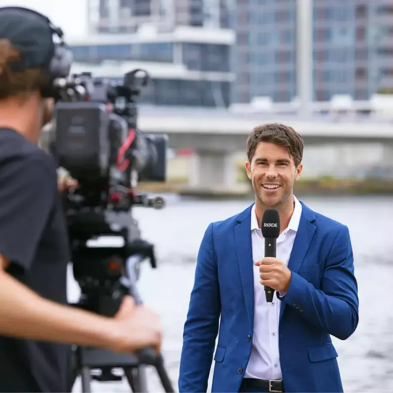 Handheld-Kondensatormikrofon RØDE Interview Pro — omnidirektional, 48 kHz/32-bit, 32 GB, kabellos, max. 200 m, schwarz