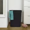 Wäschekorb rotho Brisen 50 l belüfteter Kunststoff-Wäschesammler mit Deckel und Aufhängeloch, schwarz, 340×431×529 mm
