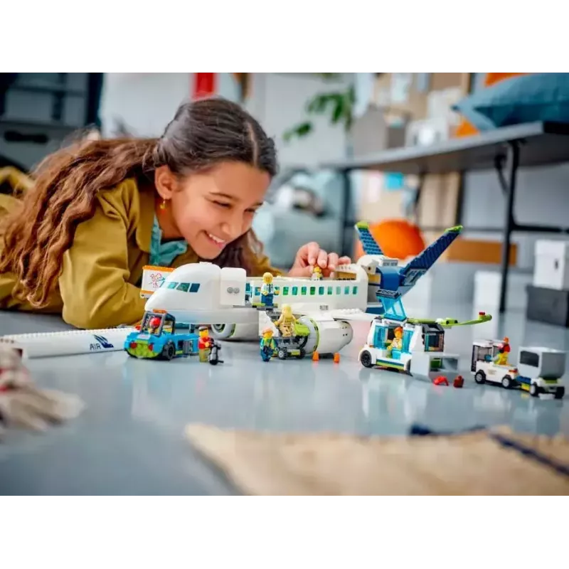 LEGO Passagierflugzeug Bauset 60367 — City-Serie, 913 Teile, 2 Minifiguren, detailliertes Interieur