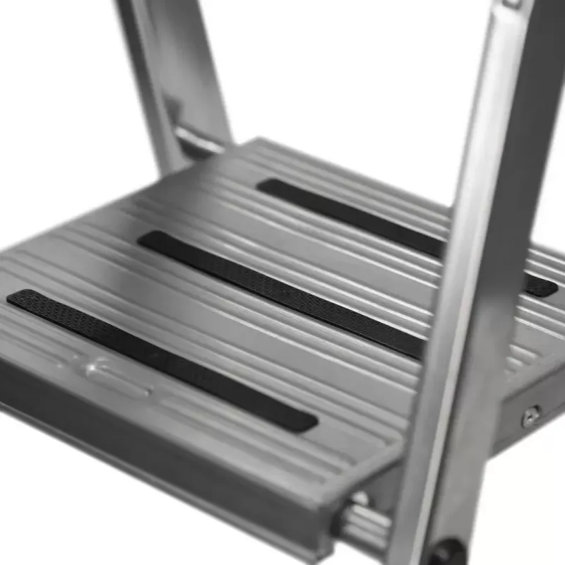 Klappleiter Krause 126313 — Aluminium-Stehleiter mit 3 Stufen, maximale Höhe 140 cm, Belastbarkeit 150 kg, rutschfeste Stufen und Füße