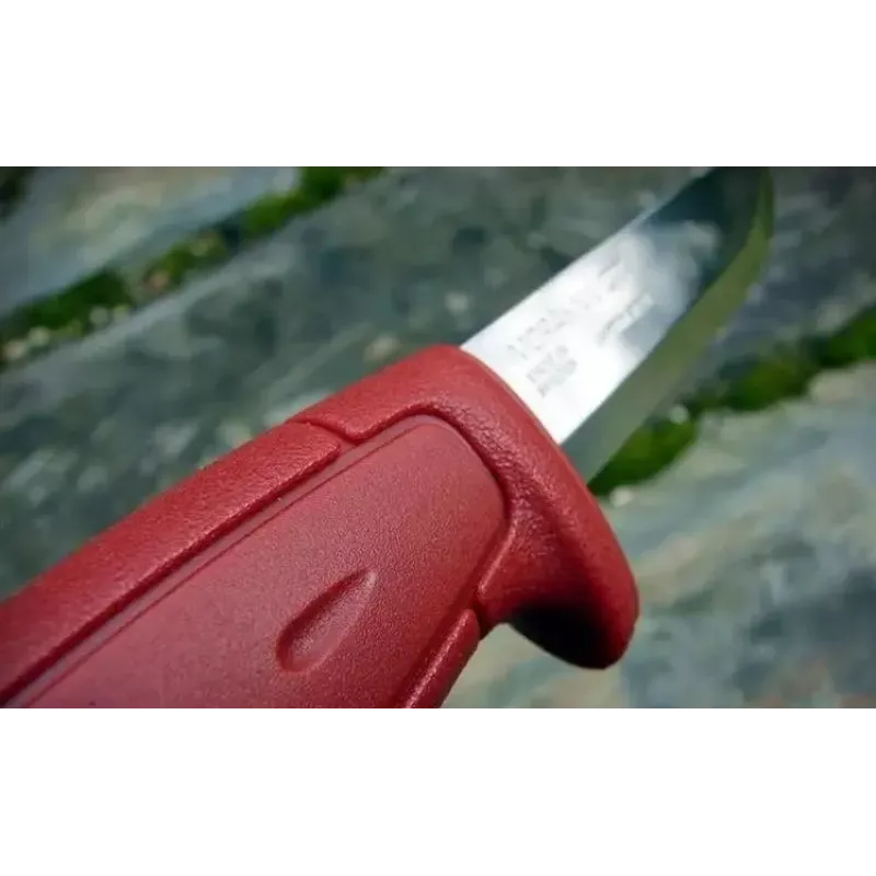 Feststehendes Messer Mora BASIC 511 — Kohlenstoffstahlklinge, roter Griff