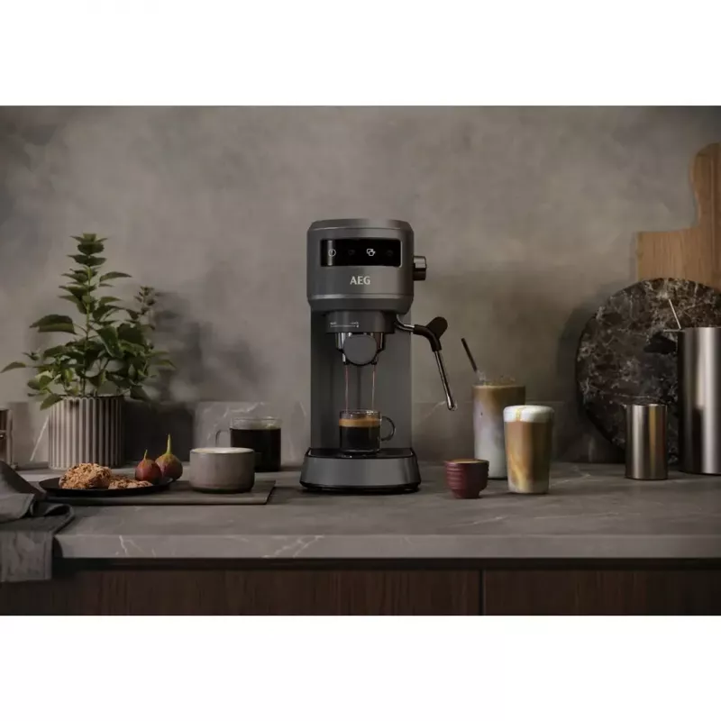 Espressomaschine AEG EC6-1-6BST, manuell, Tischgerät, 1,0 l Wassertank, 15 bar, Milchaufschäumer, 1450 W, Touch-Bedienung, schwarz