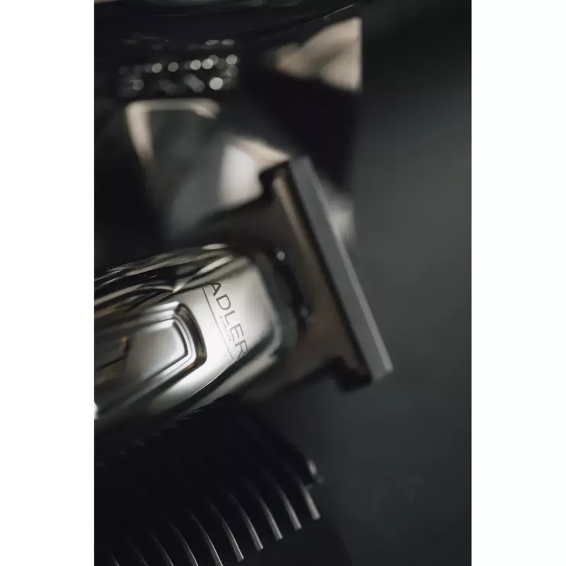 Barttrimmer Adler AD 2836S, kabelloser Lithium-Akku, 0,9–6 mm, 4 Längenstufen, Edelstahlklingen, silber