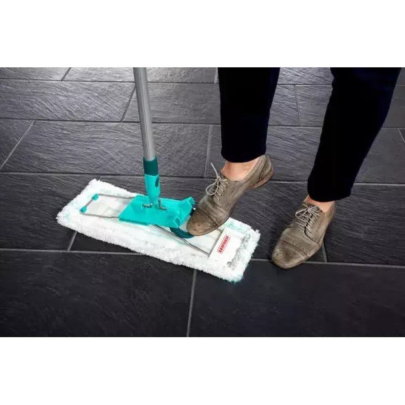 Leifheit 55045 Wet Microfiber – Flachwischmopp mit Mikrofaserbezug für die Bodenreinigung