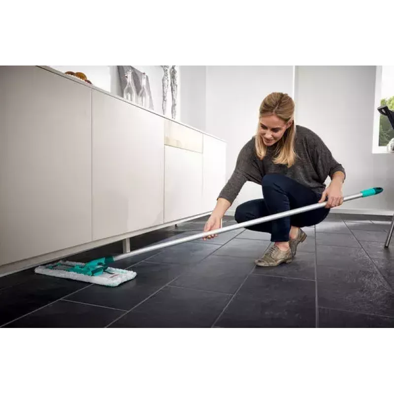 Leifheit 55045 Wet Microfiber – Flachwischmopp mit Mikrofaserbezug für die Bodenreinigung