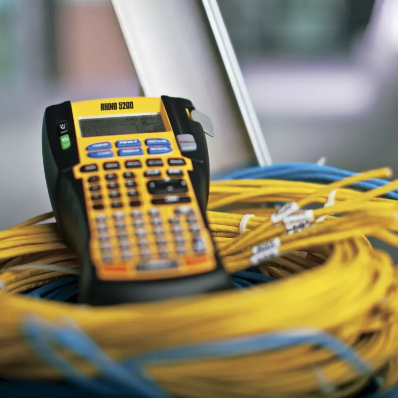 DYMO RHINO 5200 Industrie-Etikettendrucker | Beschriftungsgerät-Kit mit Koffer | Zeitsparende Schnelltasten, druckt schnell, langlebiges Beschriftungsgerät für Baustellen und anspruchsvolle Beschriftungsaufgaben (EU-Stecker Typ C)
