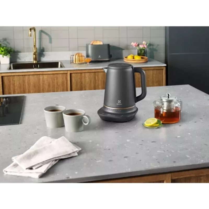 Electrolux E7K16BP Wasserkocher 1,7 l 2400 W Schwarz, Kupfer