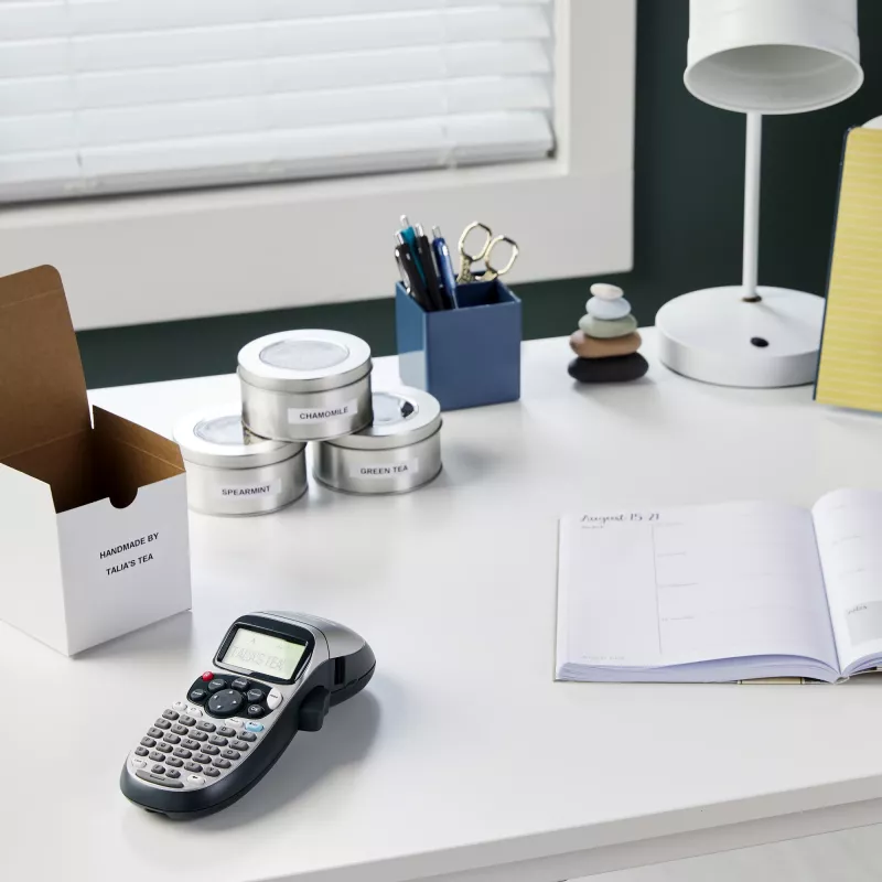 DYMO LetraTag LT-100H Tragbarer Etikettendrucker | ABC-Tastatur-Etikettendrucker mit benutzerfreundlichem 13-Zeichen-LCD-Bildschirm | für Zuhause oder Büro | Silber
