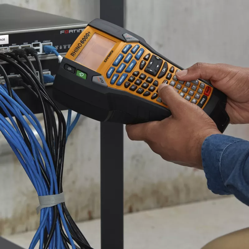 DYMO Rhino 6000+ Industrie-Etikettendrucker | Computerverbundener Etikettendrucker mit Hartschalenkoffer | Enthält 1 Vinylbandkassette, 1 flexible Nylonbandkassette und wiederaufladbaren Lithium-Ionen-Akku
