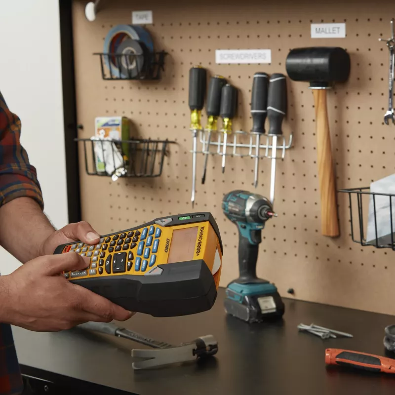 DYMO Rhino 6000+ Industrie-Etikettendrucker | Computerverbundener Etikettendrucker mit Hartschalenkoffer | Enthält 1 Vinylbandkassette, 1 flexible Nylonbandkassette und wiederaufladbaren Lithium-Ionen-Akku