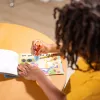 Melissa & Doug Sticker WOW! 24-seitiger Aktivitätsblock und Sticker-Stempel, 300 Sticker, Kunst- und Bastel-Fidget-Spielzeug Sammlerfigur – Tiger – FSC-zertifiziert