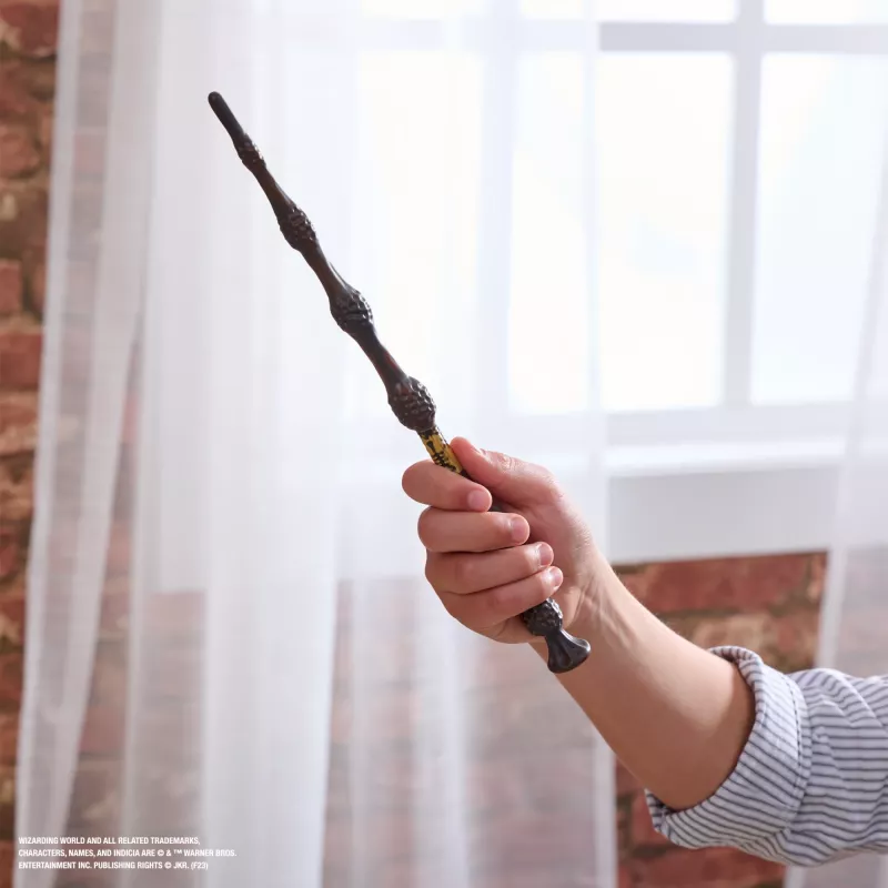 Wizarding World Harry Potter, 30,5 cm Magischer Sammlerzauberstab Albus Dumbledore mit Ständer & Druckguss-Icon, Magische Geschöpfe, Kostümzubehör