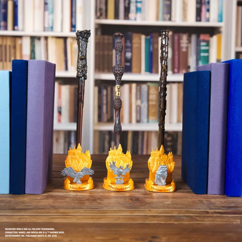 Wizarding World Harry Potter, 12-Zoll Magical Collector Hermione Granger Zauberstab mit Ständer & Druckguss-Icon, Magische Geschöpfe, Kostümzubehör