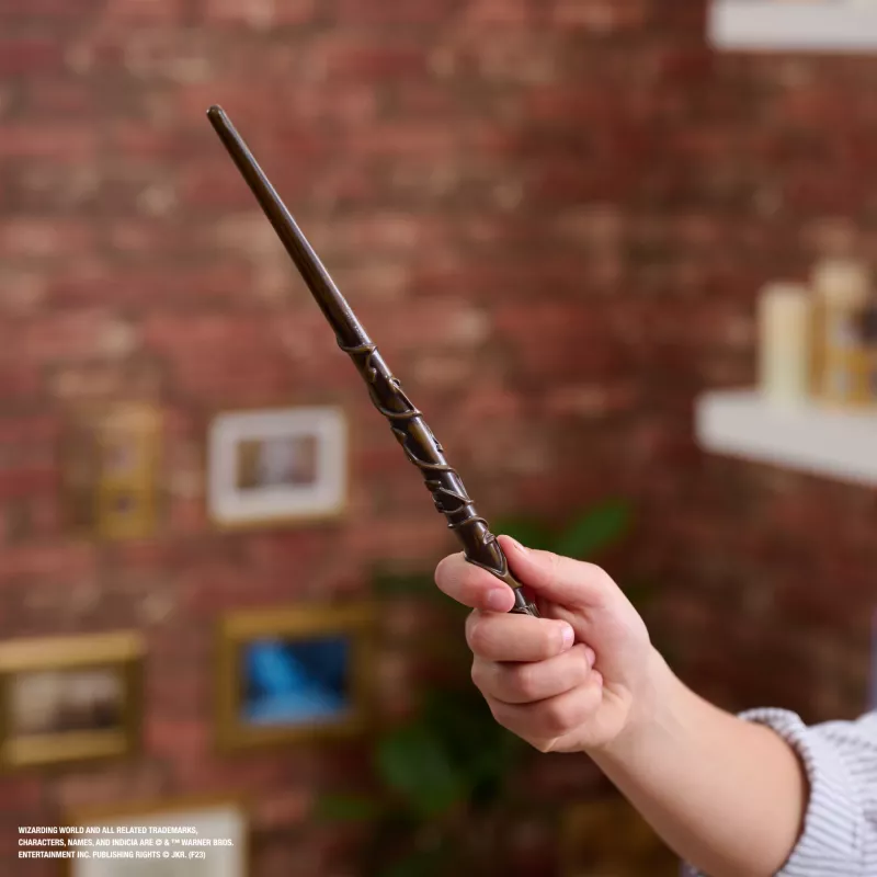 Wizarding World Harry Potter, 12-Zoll Magical Collector Hermione Granger Zauberstab mit Ständer & Druckguss-Icon, Magische Geschöpfe, Kostümzubehör