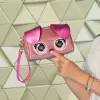 Purse Pets, Keepin’ It Clutch Dazzling Diva Welpen-Spielzeug und Handgelenktasche mit aufleuchtenden Regenbogenaugen, Spielzeug für Mädchen ab 4 Jahren