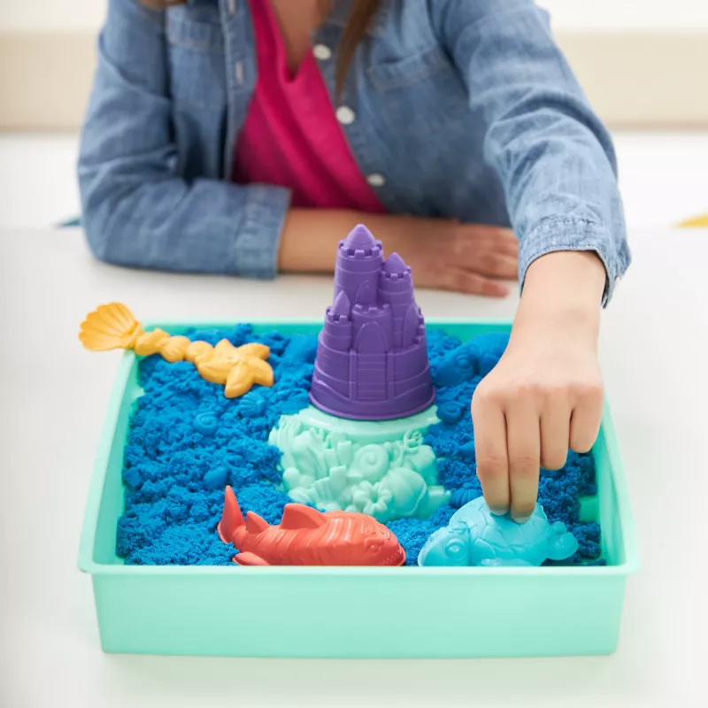 Kinetic Sand, Sandkasten-Set, kreative Ostergeschenke, enthält 1 lb blauen formbaren Spielsand, 4 Werkzeuge & Formen, Aufbewahrung, sensorisches Spielzeug für Kinder ab 3 Jahren