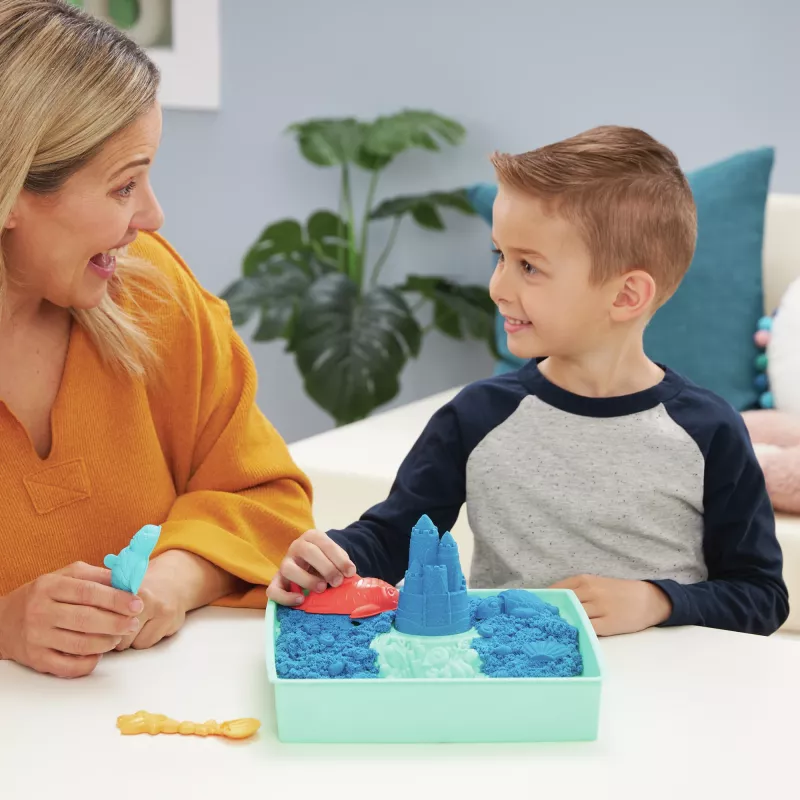 Kinetic Sand, Sandkasten-Set, kreative Ostergeschenke, enthält 1 lb blauen formbaren Spielsand, 4 Werkzeuge & Formen, Aufbewahrung, sensorisches Spielzeug für Kinder ab 3 Jahren
