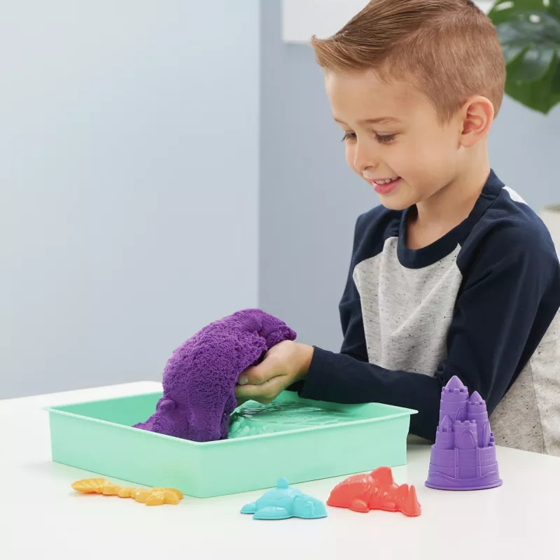 Kinetic Sand, Sandbox Set, Kreative Ostergeschenke, Enthält 453 g lila formbaren Spielsand, 4 Werkzeuge & Formen, Aufbewahrung, sensorisches Spielzeug für Kinder ab 3 Jahren