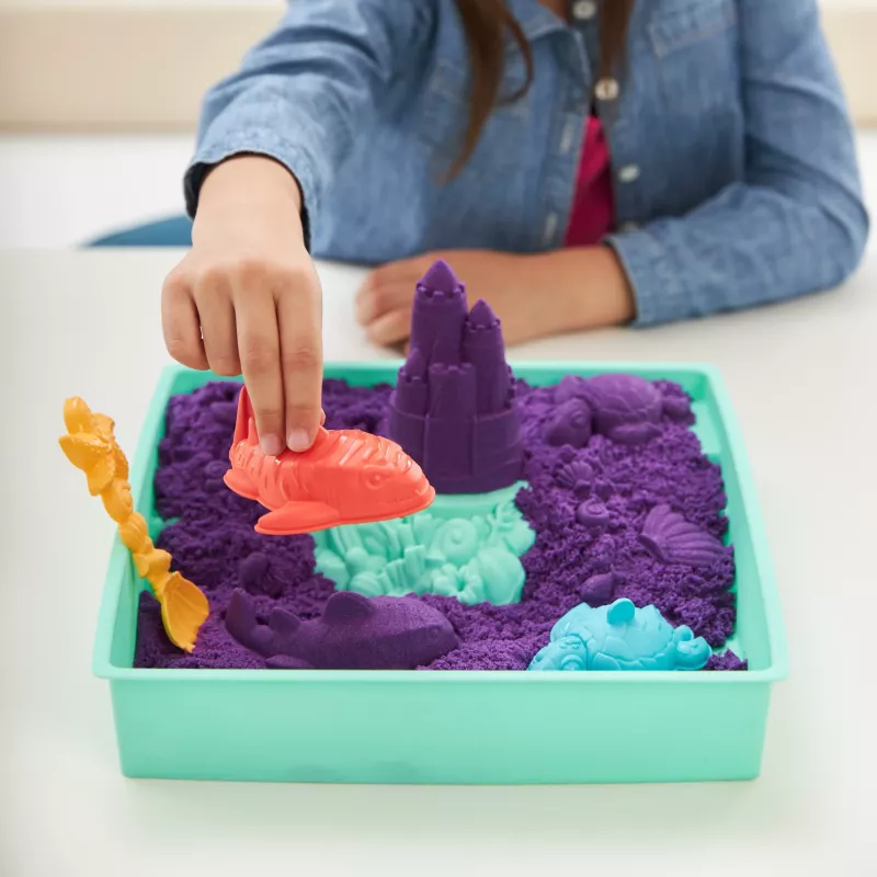 Kinetic Sand, Sandbox Set, Kreative Ostergeschenke, Enthält 453 g lila formbaren Spielsand, 4 Werkzeuge & Formen, Aufbewahrung, sensorisches Spielzeug für Kinder ab 3 Jahren
